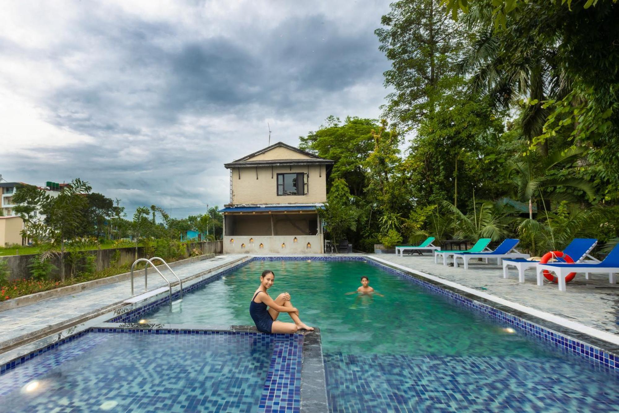 Hotel Parkside & Swimming Pool-Between Greenery And Azure ,Your Perfect Retreat Chitwan Exterior foto