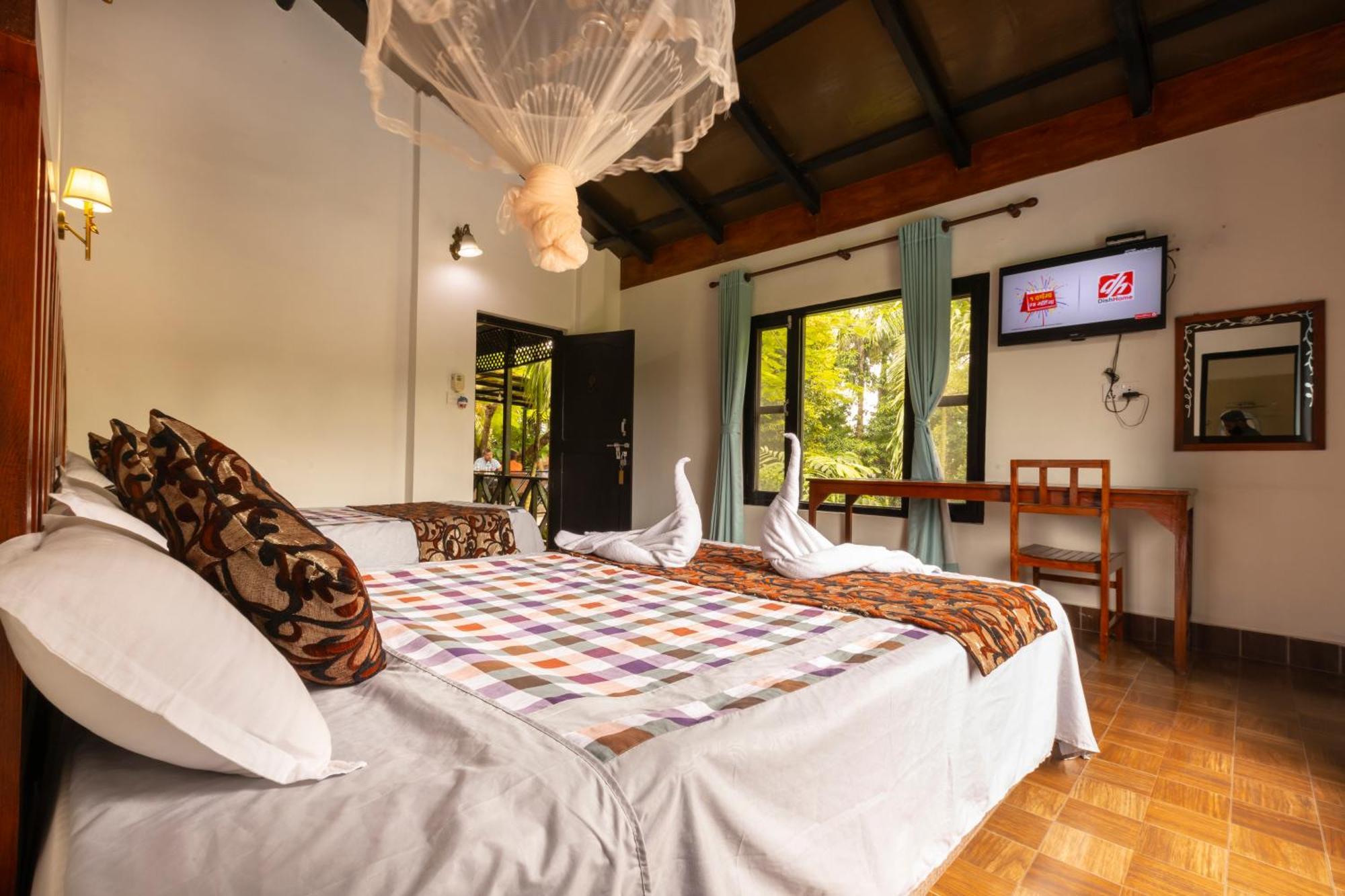 Hotel Parkside & Swimming Pool-Between Greenery And Azure ,Your Perfect Retreat Chitwan Exterior foto