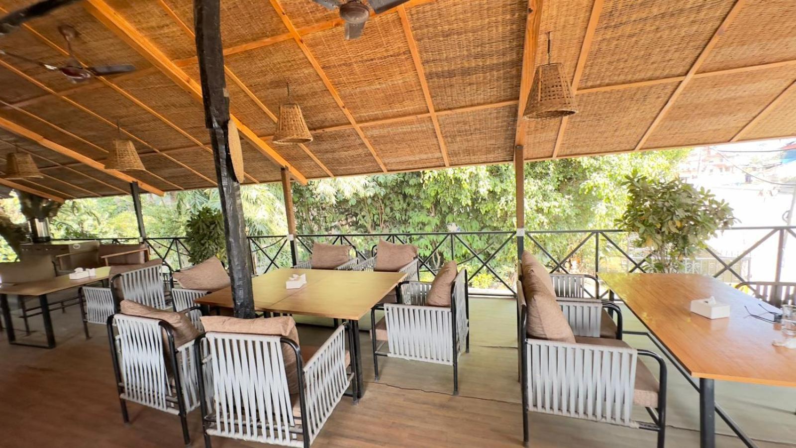 Hotel Parkside & Swimming Pool-Between Greenery And Azure ,Your Perfect Retreat Chitwan Exterior foto